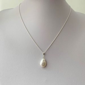 Freshwater pearl pendant