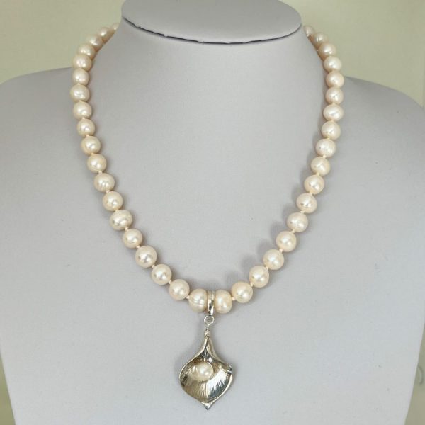 Freshwater pearl necklace with pendant