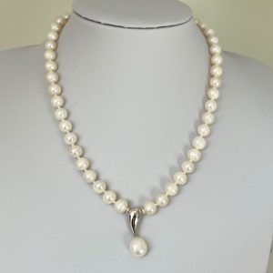 Freshwater pearl pendant necklace